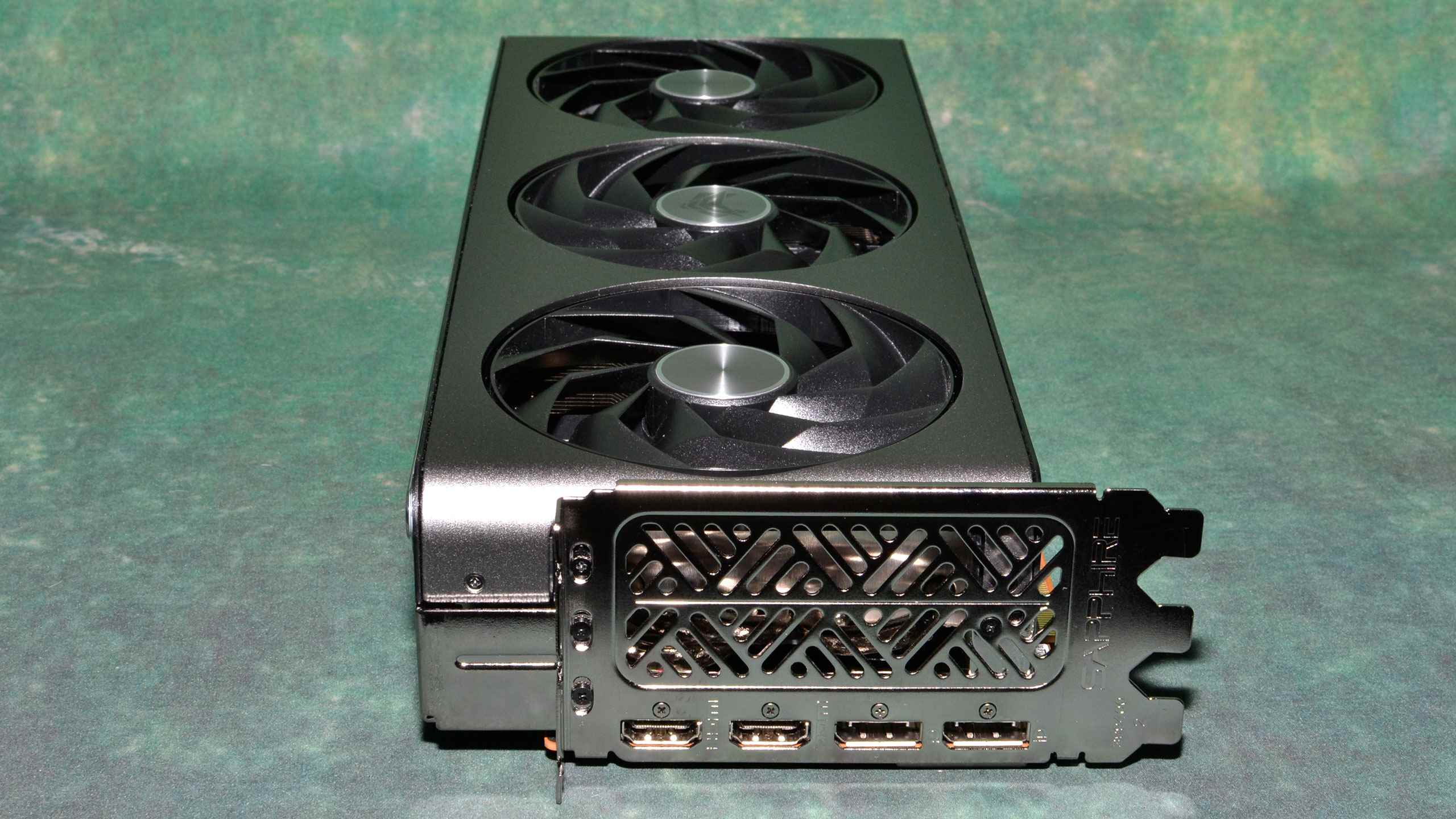 Sapphire RX 7800 XT Nitro+ çizelgeleri ve görselleri