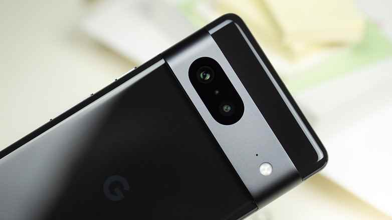 Kamera çubuğuna odaklanılan Pixel 7'nin arkası