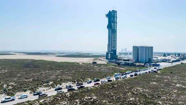 SpaceX'in Starship fırlatma aracı Teksas Boca Chica'daki fırlatma rampasında. 