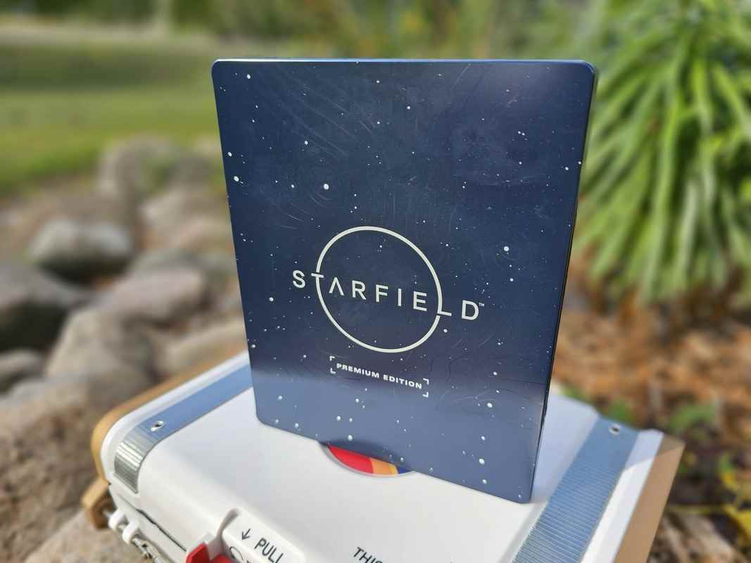 Kasanın, saatin, çelik kitap kasasının ve kod çipinin fotoğraflarını içeren Starfield Constellation Edition