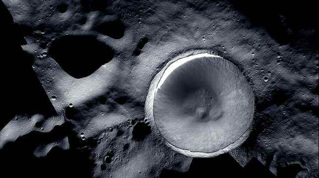 Ay'ın güney kutbundaki Shackleton Krateri'nin yeni mozaiği.