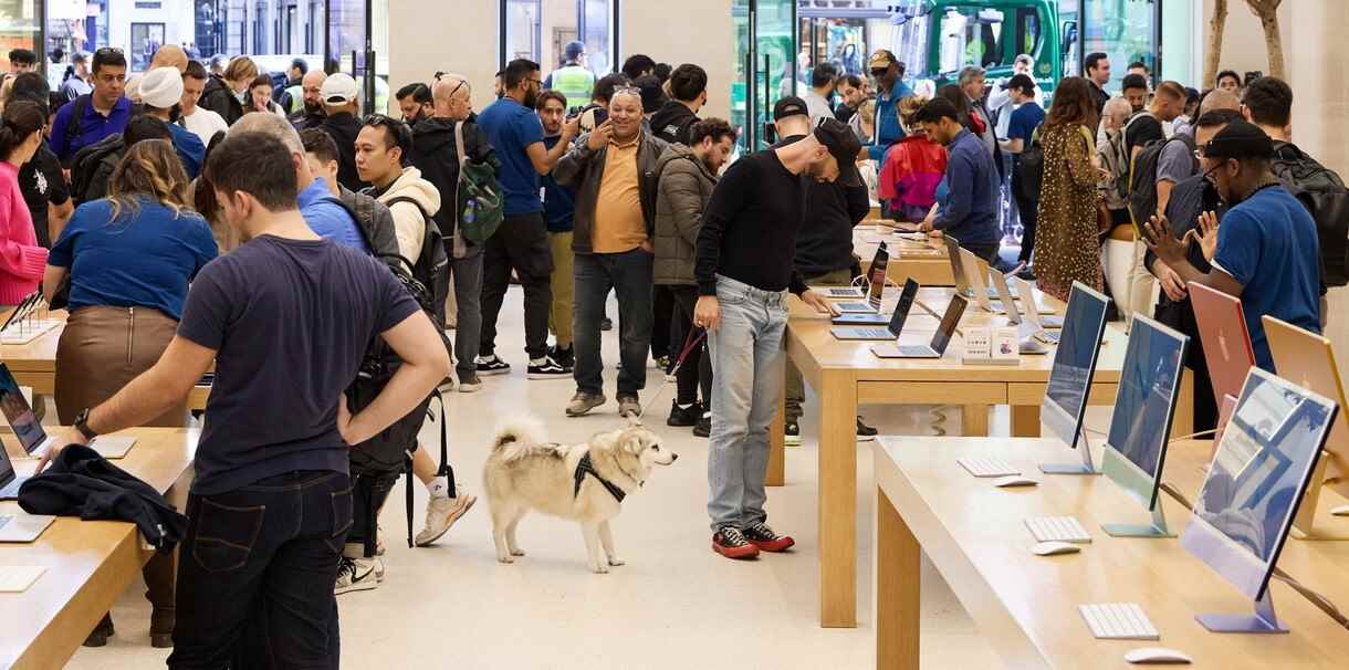 Londra'daki Regent Street mağazasında bir adam ve en yakın arkadaşı yeni cihazları inceliyor - iPhone 15 serisinin ve daha fazlasının piyasaya sürülmesiyle birlikte dünya çapındaki Apple Store'lar alışveriş yapanlarla doldu