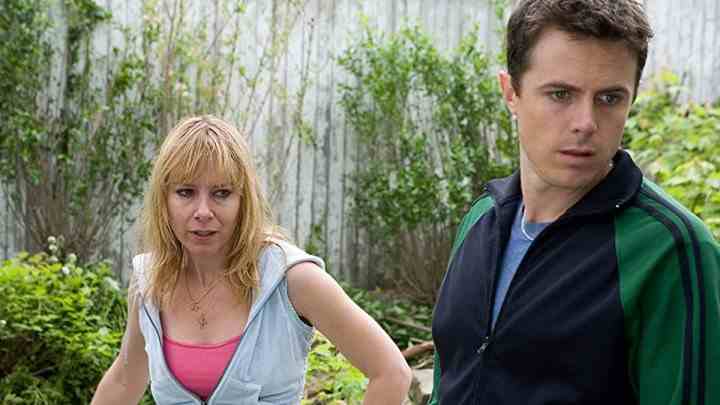 Amy Ryan ve Casey Affleck, Gone Baby Gone filminde aynı yöne bakıyorlar.