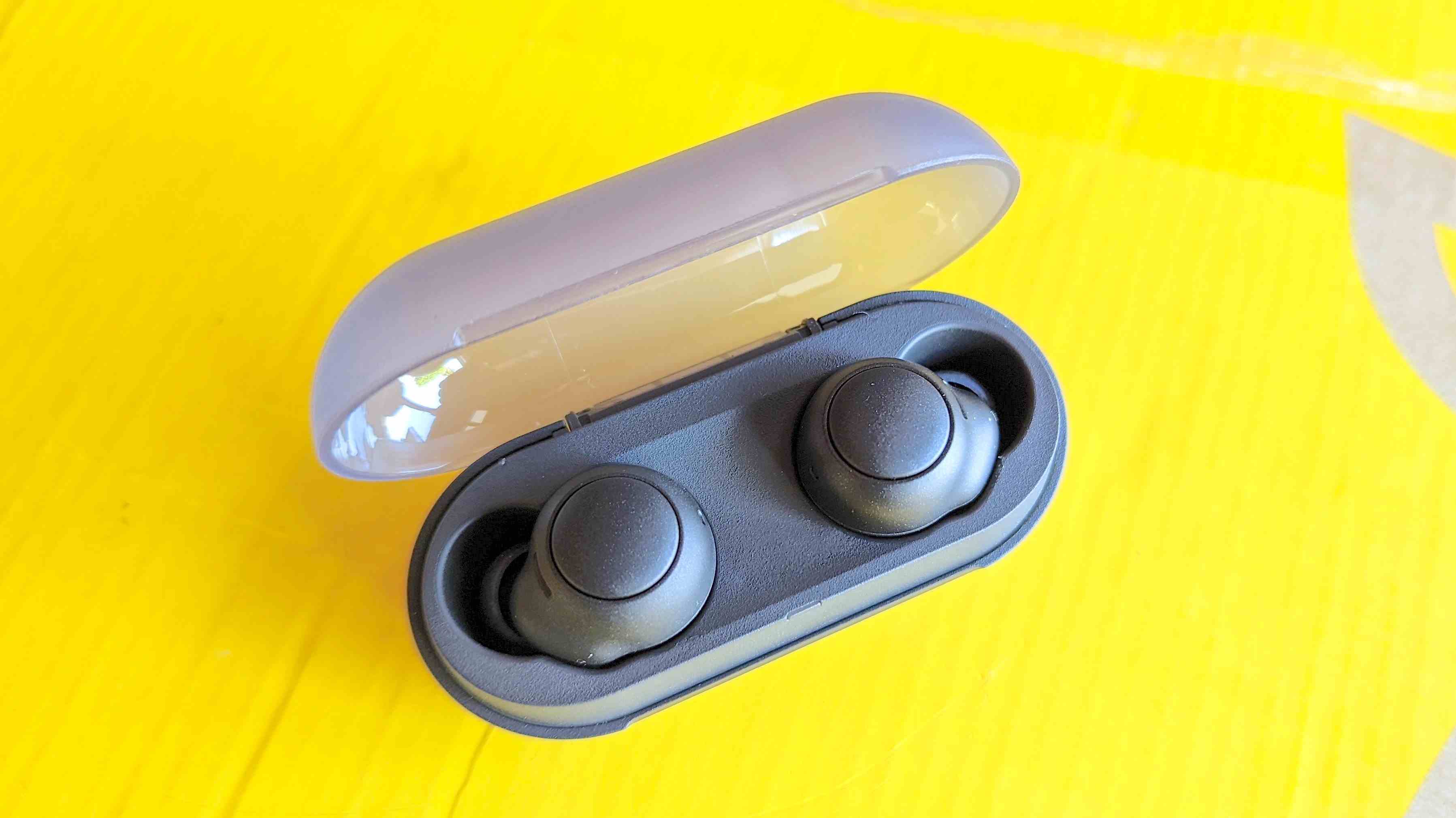 Sony WF-C500 kablosuz kulaklıklar şarj kutusunda duruyor