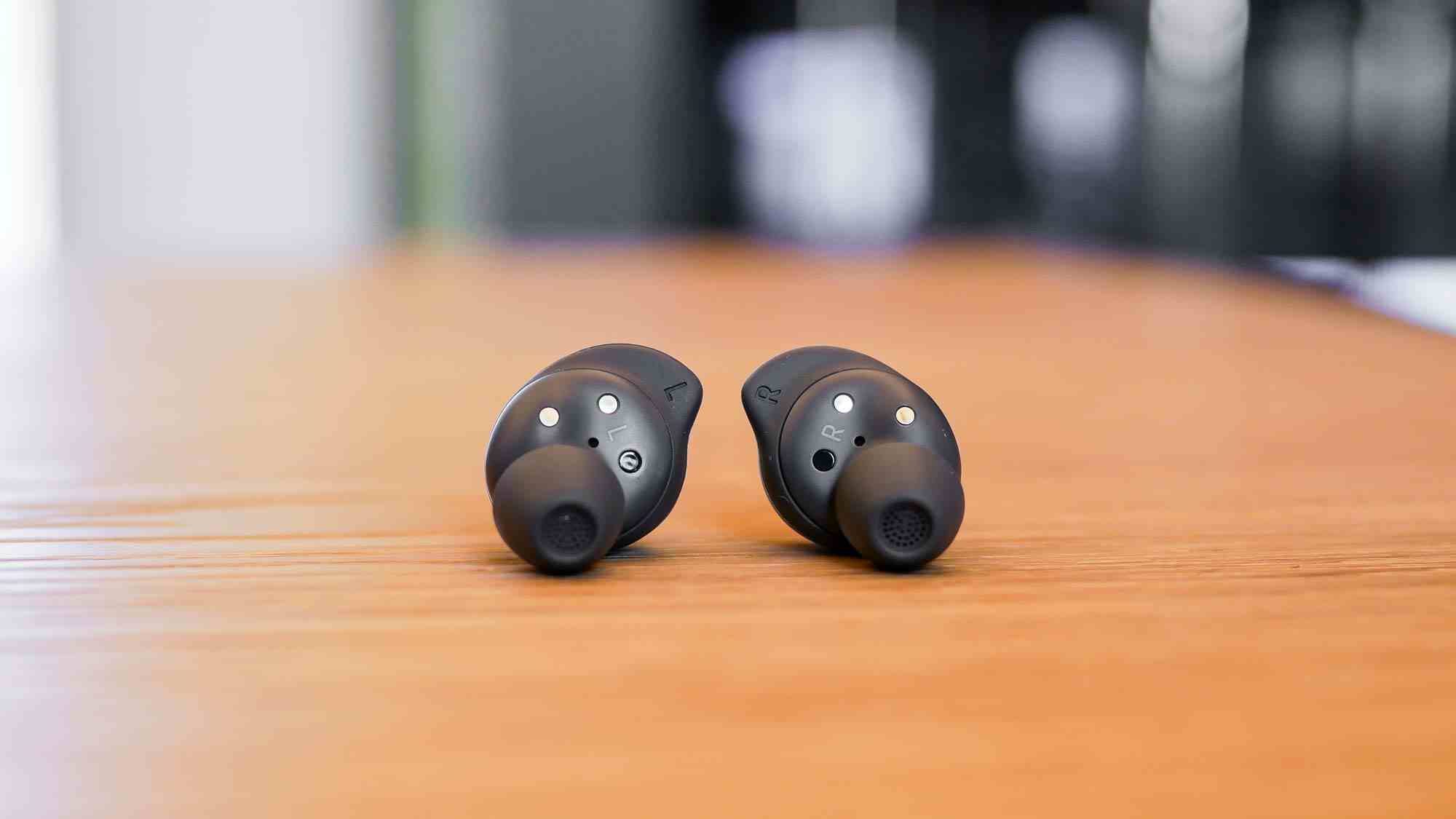 Elinizde tutulan Samsung Galaxy Buds FE kablosuz kulaklıklar.