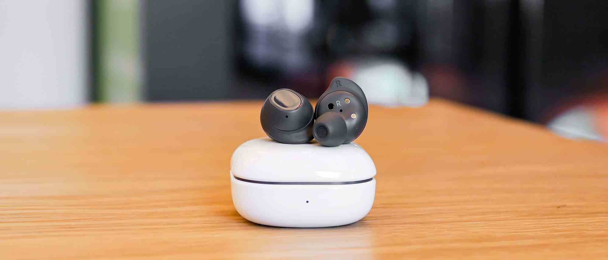 Elinizde tutulan Samsung Galaxy Buds FE kablosuz kulaklıklar.