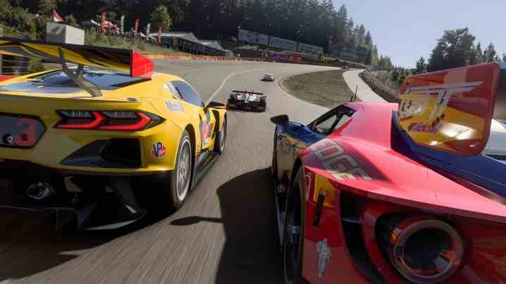 EMBARGO 10/4 12:01 PT: Forza Motorsport yarışına yakın bir kamera açısı.