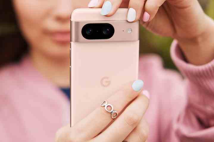 Birisi pembe Google Pixel 8'i tutarken aynı zamanda pembe bir gömlek giyiyor.