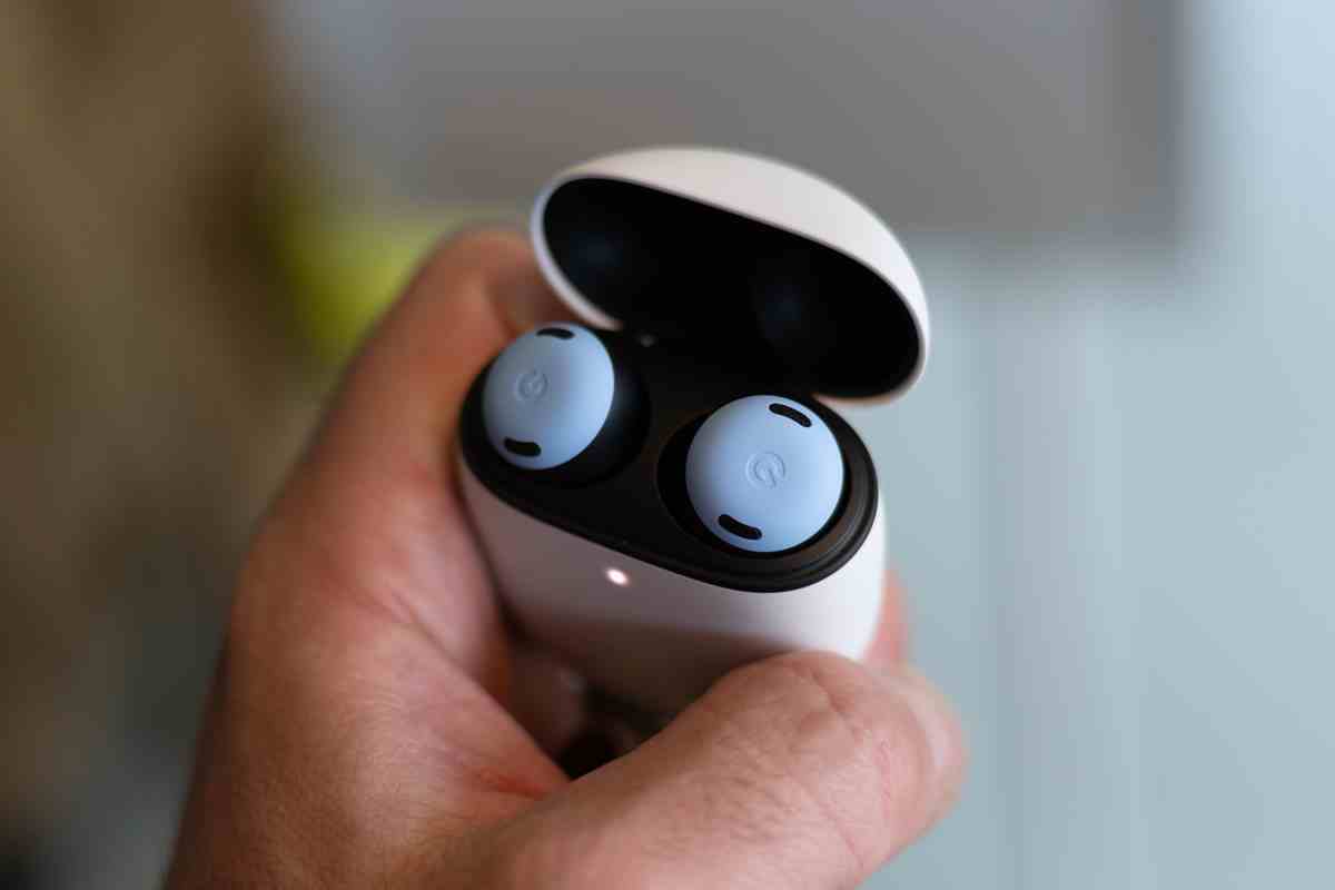 Google Pixel Buds Pro, kapağı açık durumda, yeni Bay renginde