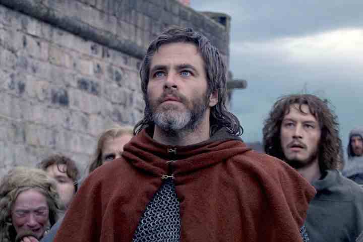 Chris Pine, Outlaw King'de kalabalığın önünde duruyor.