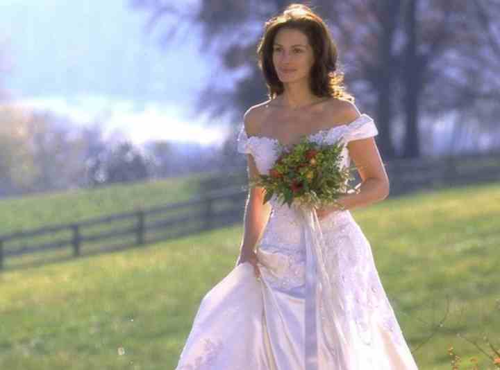 Julia Roberts, Runaway Bride'da gelinlikle tarlada yürüyor.