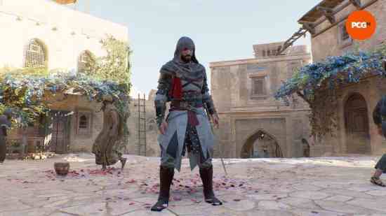 Basim, AC Mirage kıyafetlerinin üstüne Assassin's Creed Valhalla kostümünü giyiyor.  Bir adam başka tarafa bakarken, gül yapraklarıyla dolu bir sokakta duruyor.