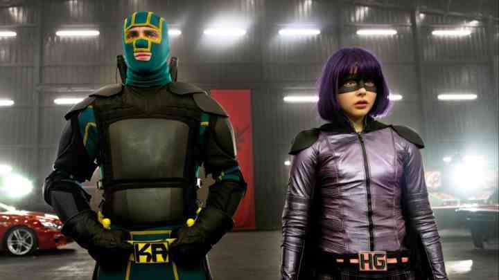Kick-Ass 2'de iki maskeli süper kahraman yan yana duruyor.