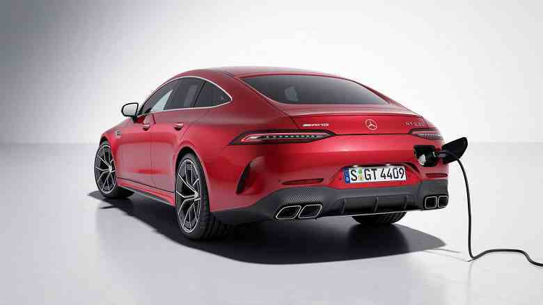 Dört kapılı coupe Mercedes-AMG GT63 SE Performance 2024 sunuldu. 831 hp, 9 vitesli otomatik, dört tekerlekten çekiş ve geliştirilmiş donanım