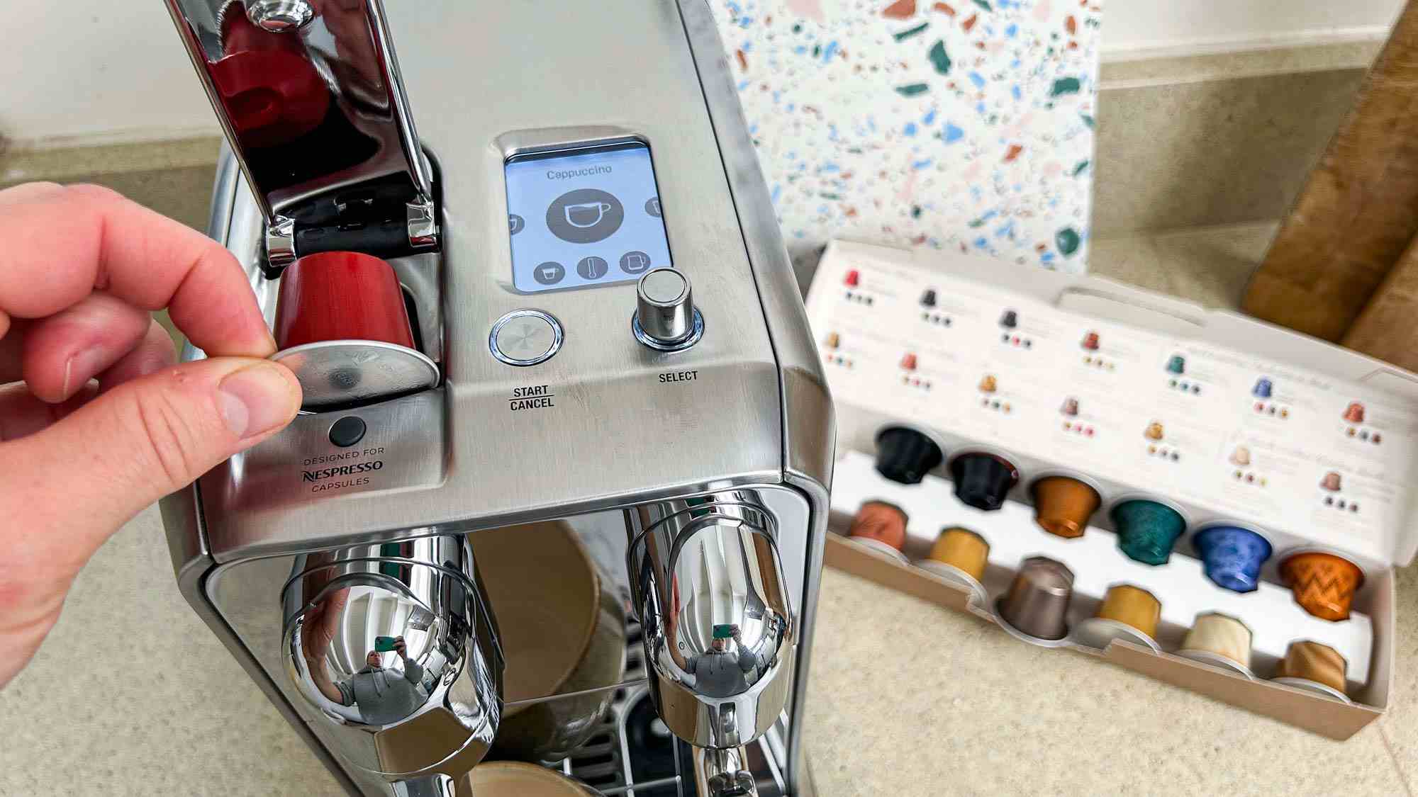 Breville Nespresso Creatista Plus mutfak tezgahında oturuyor