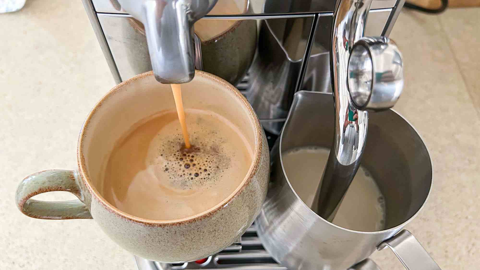 Breville Nespresso Creatista Plus mutfak tezgahında oturuyor