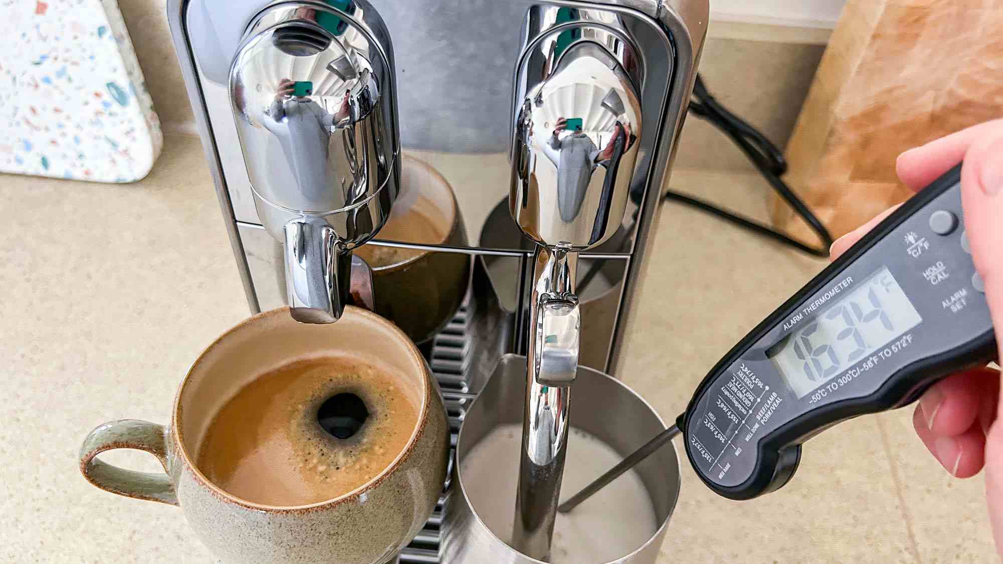 Breville Nespresso Creatista Plus mutfak tezgahında oturuyor