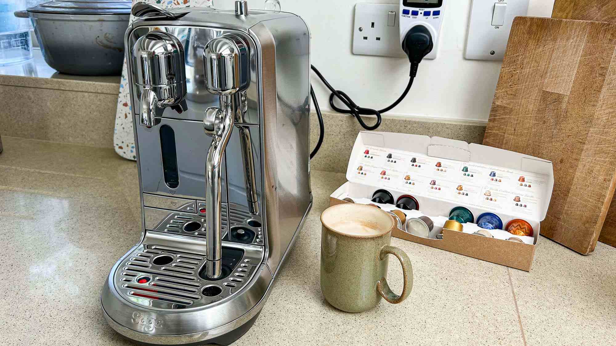 Breville Nespresso Creatista Plus mutfak tezgahında oturuyor