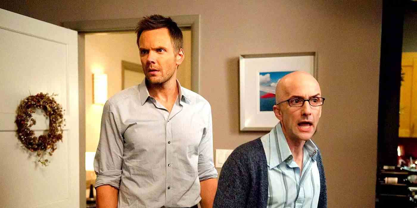 Joel McHale ve Jim Rash Topluluk konusunda endişeli görünüyorlar.