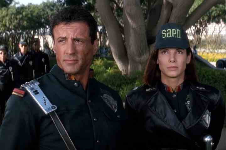 Demolition Man'de Stallone ve Bullock.