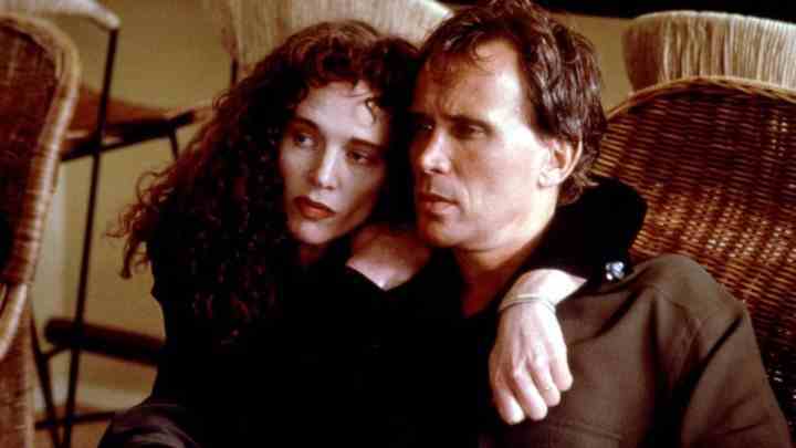 Yeni Çağ'da Peter Weller ve Judy Davis.