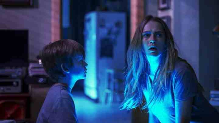 Lights Out'ta Teresa Palmer ve Gabriel Bateman.