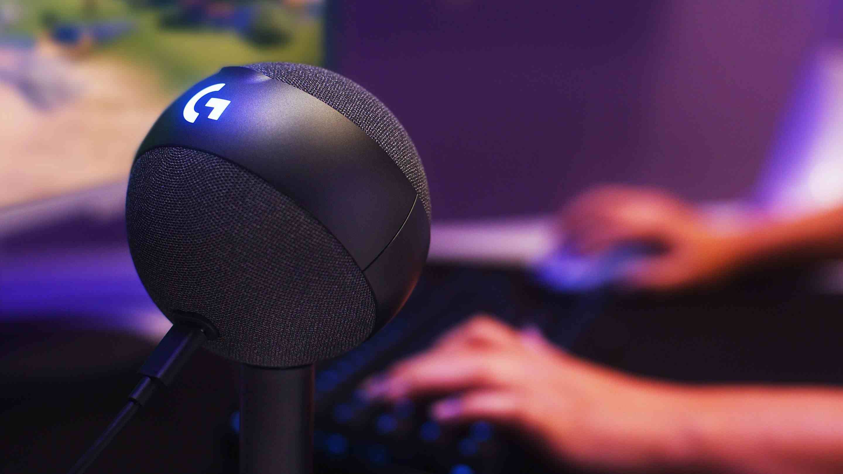 Logitech G Yeti Orb mikrofonu masanın üstünde.