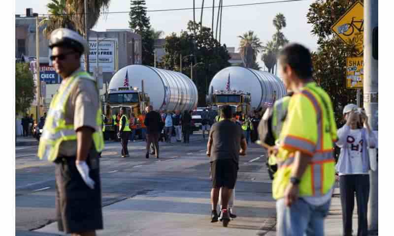 Devasa roket motorları, uzay mekiği Endeavour'un sergilenmesi için Los Angeles müzesine ulaştı