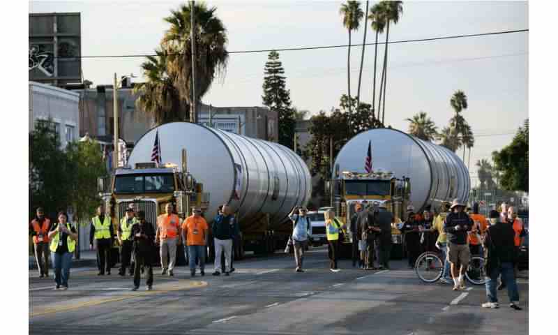 Devasa roket motorları, uzay mekiği Endeavour'un sergilenmesi için Los Angeles müzesine ulaştı