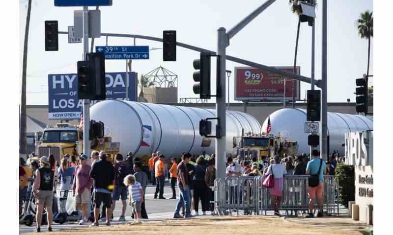 Devasa roket motorları, uzay mekiği Endeavour'un sergilenmesi için Los Angeles müzesine ulaştı