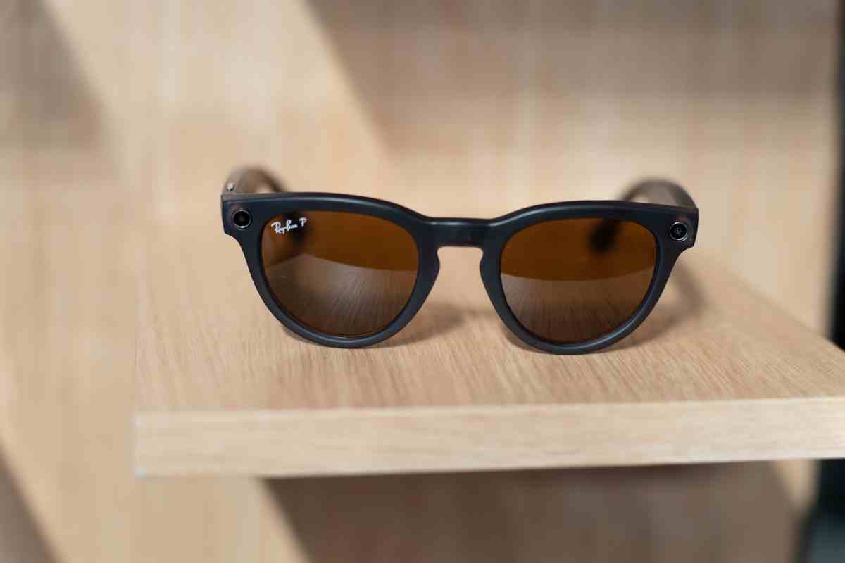 Meta'nın mat siyah ve kahverengi lensli 2. nesil Ray-Ban Stories'i