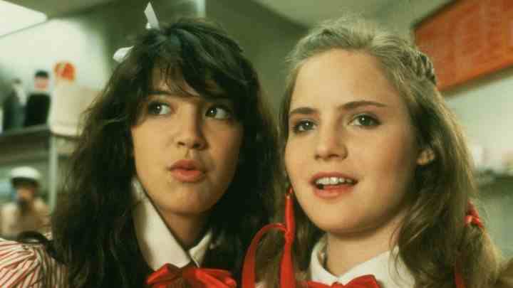 Ridgemont Lisesinde Hızlı Zamanlar filminde Jennifer Jason Leigh ve Phoebe Cates.