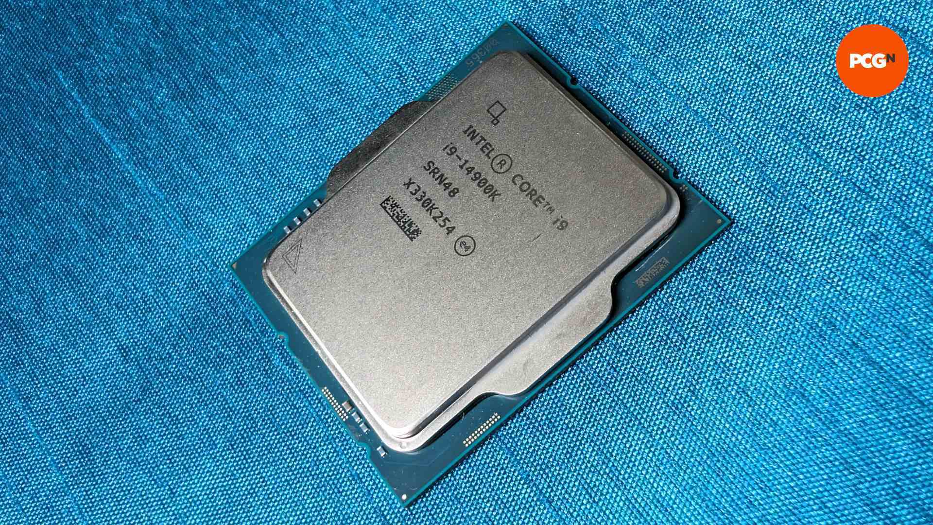 Mavi arka plana karşı Intel Core i9 14900K