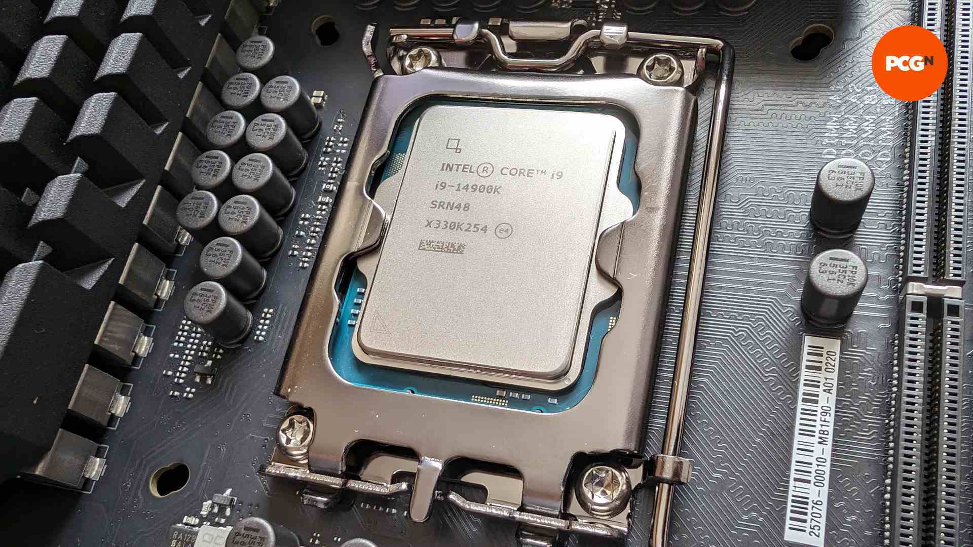 LGA 1700 soketinin içine yerleştirilmiş Intel Core i9 14900K