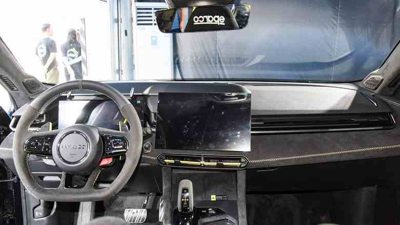 Volvo XC40 platformu, takla kafesi ve kişisel yarış kıyafeti.  Lynk & Co 03++ spor sedan tanıtıldı