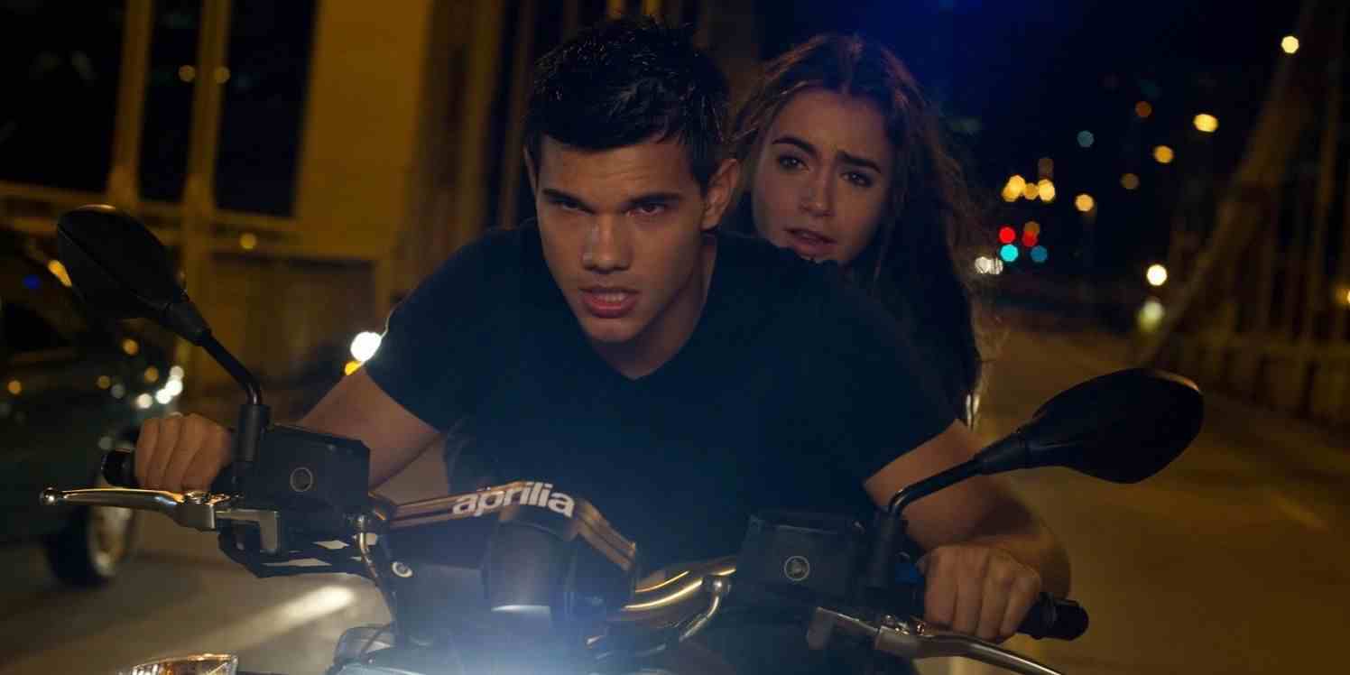 Taylor Lautner motosiklete biniyor.