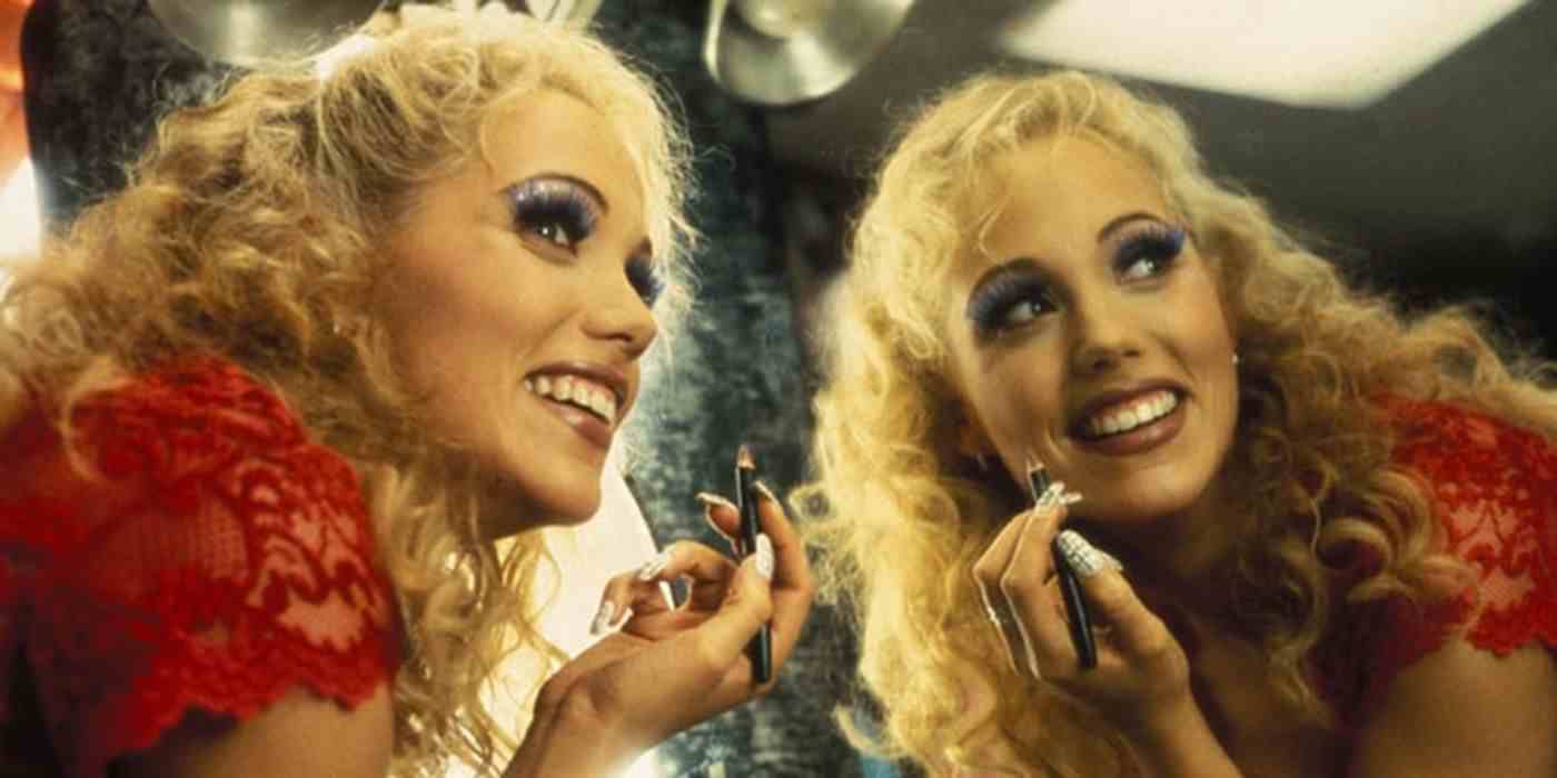 Elizabeth Berkley Showgirls için aynanın önünde ruj sürüyor