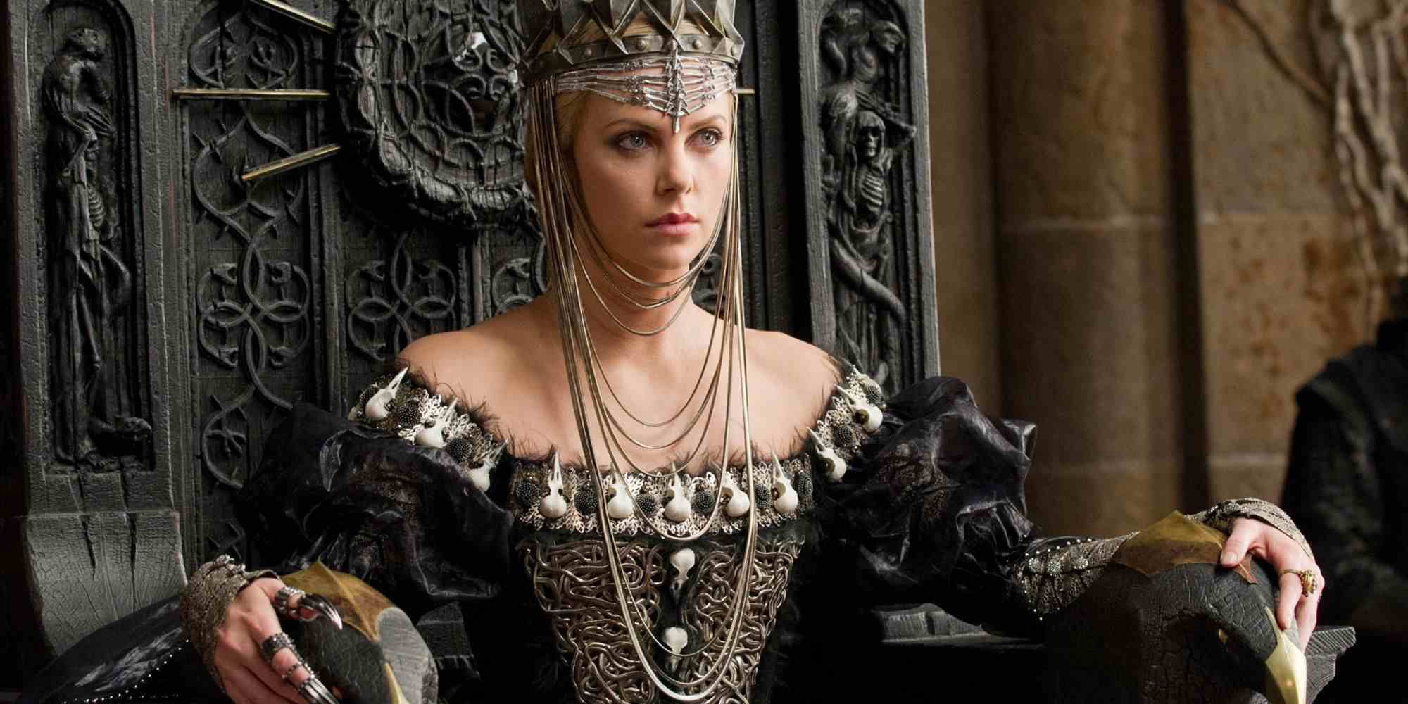 Pamuk Prenses ve Avcı'daki Charlize Theron