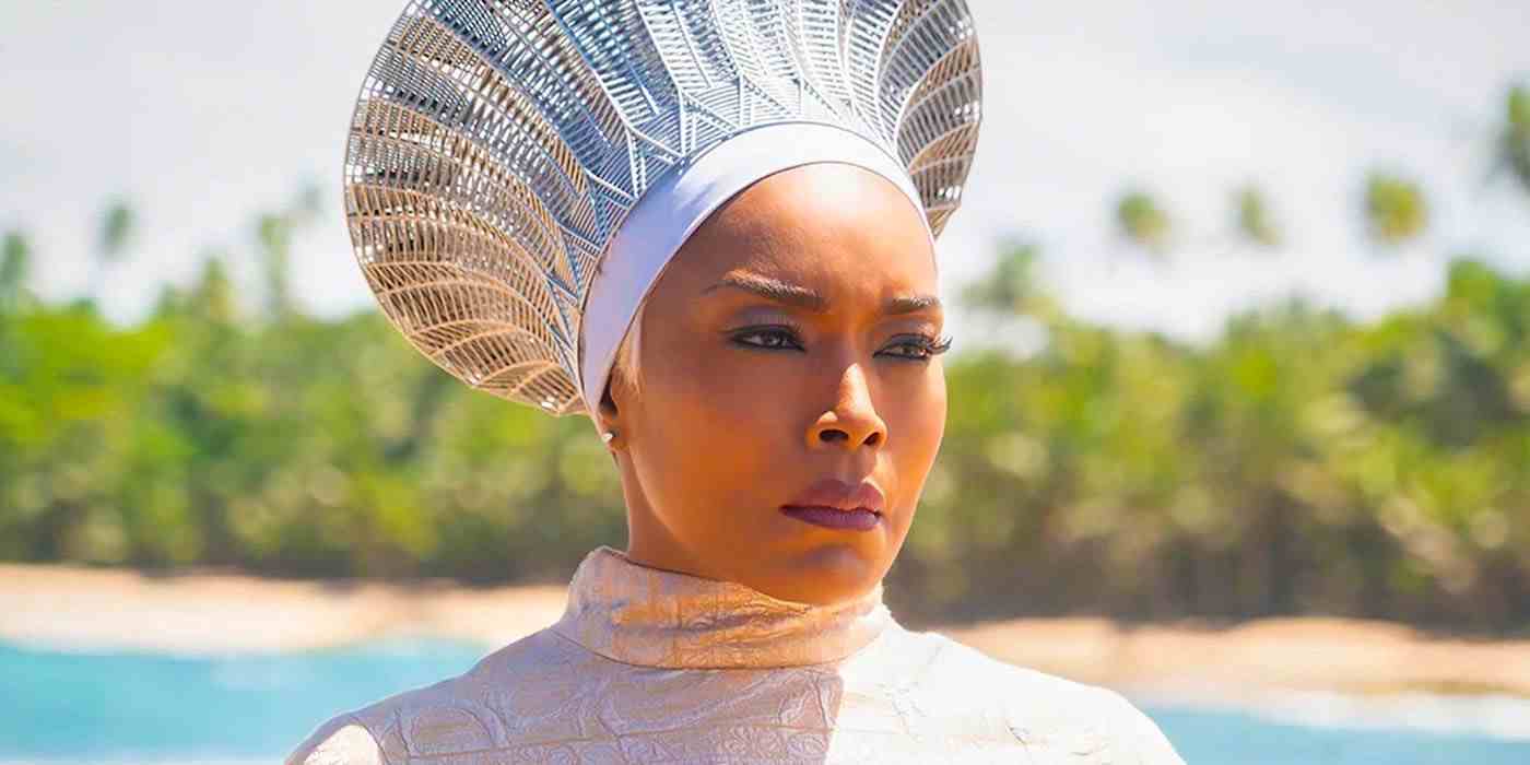 Angela Bassett'in Wakanda Forever'da ciddi görünen bir görüntüsü