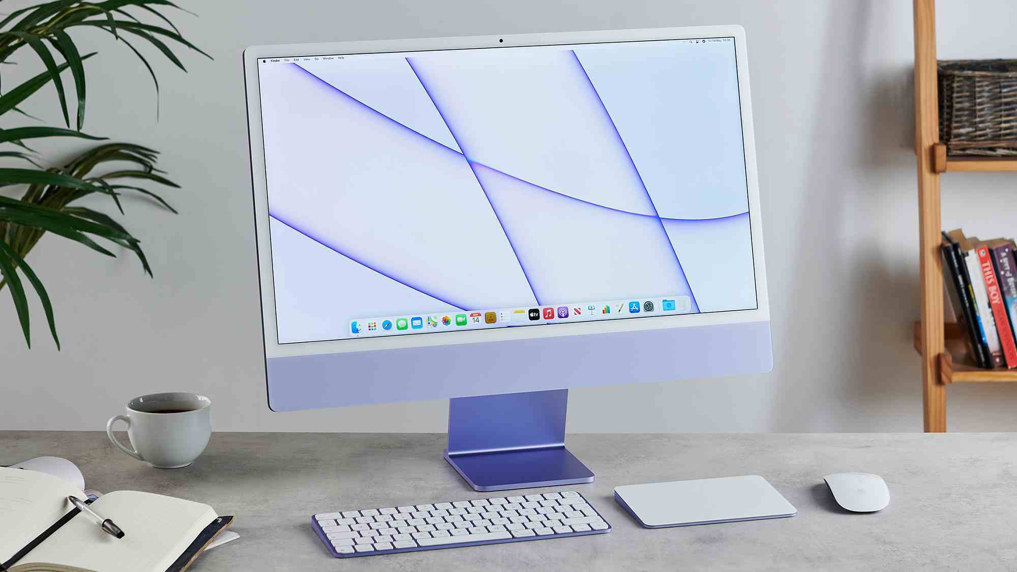 Apple iMac 24 inç M1 (2021) mavi renkte masanın üzerinde