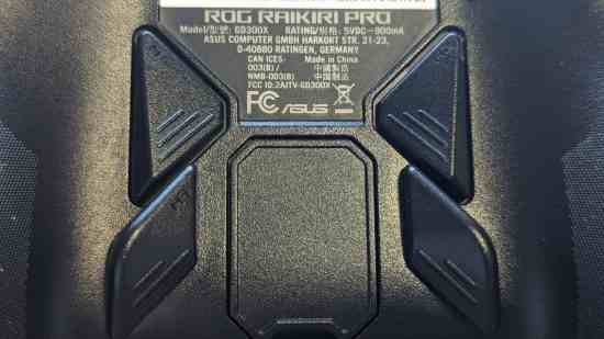 Asus ROG Raikiri Pro incelemesi: Siyah denetleyicinin geri düğmeleri yakından görüntüleniyor.