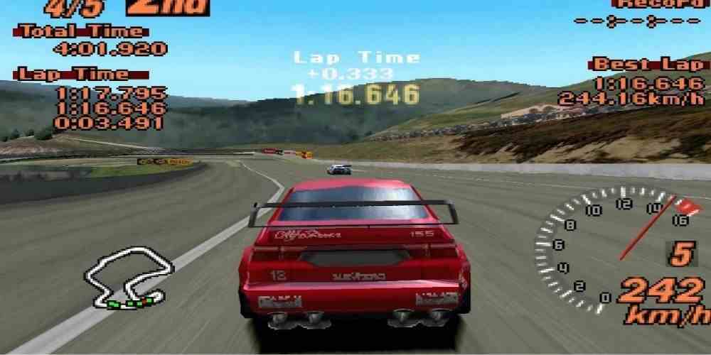 Kırmızı bir araba Gran Turismo 2'de en yüksek hızlara ulaşıyor