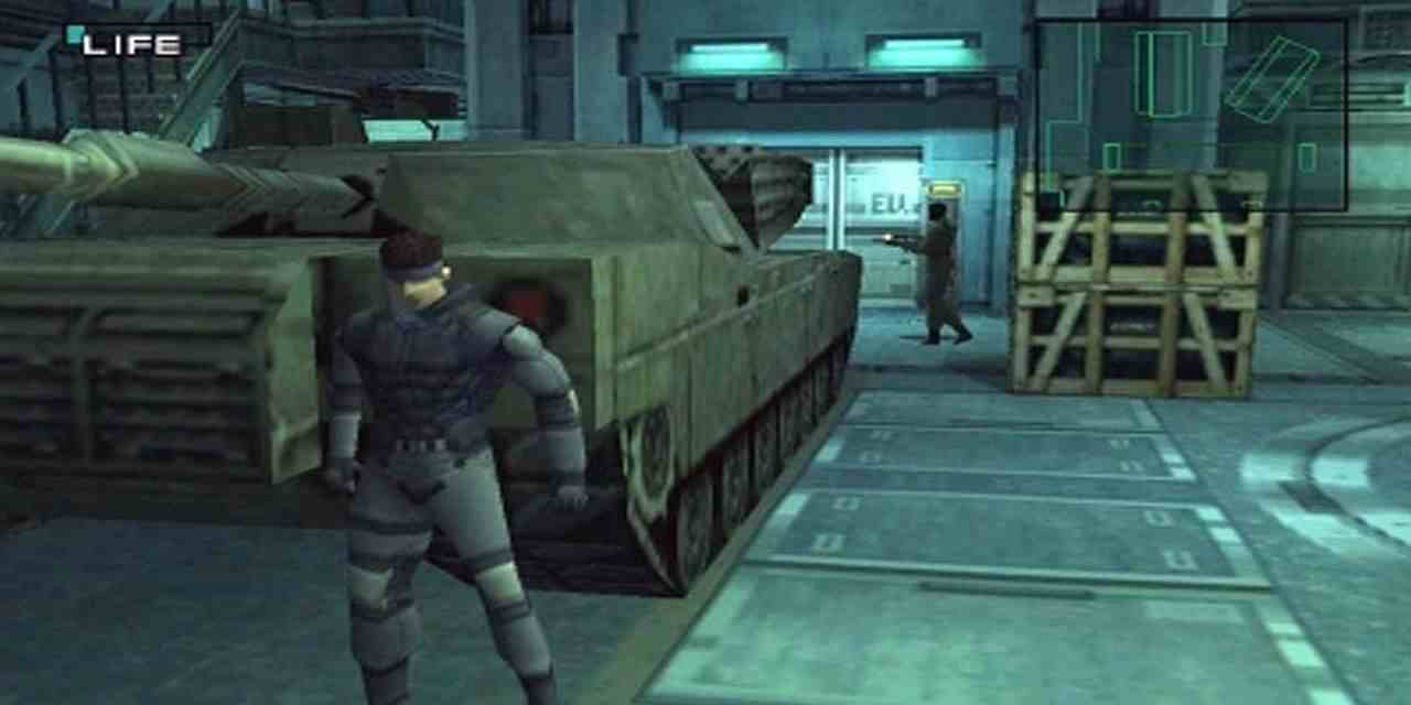 Metal Gear Solid'de yılan bir tankın arkasına saklanıyor 