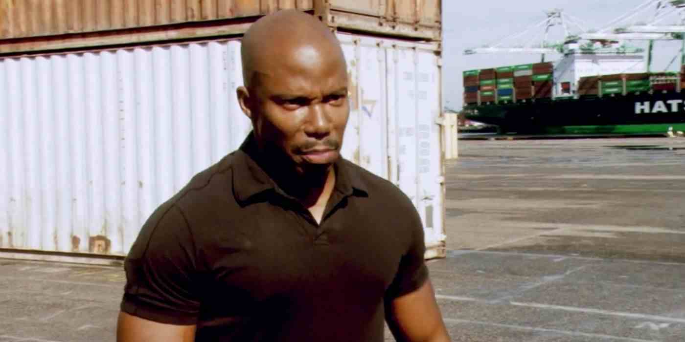 Dexter'da bir tersanede duran Doakes