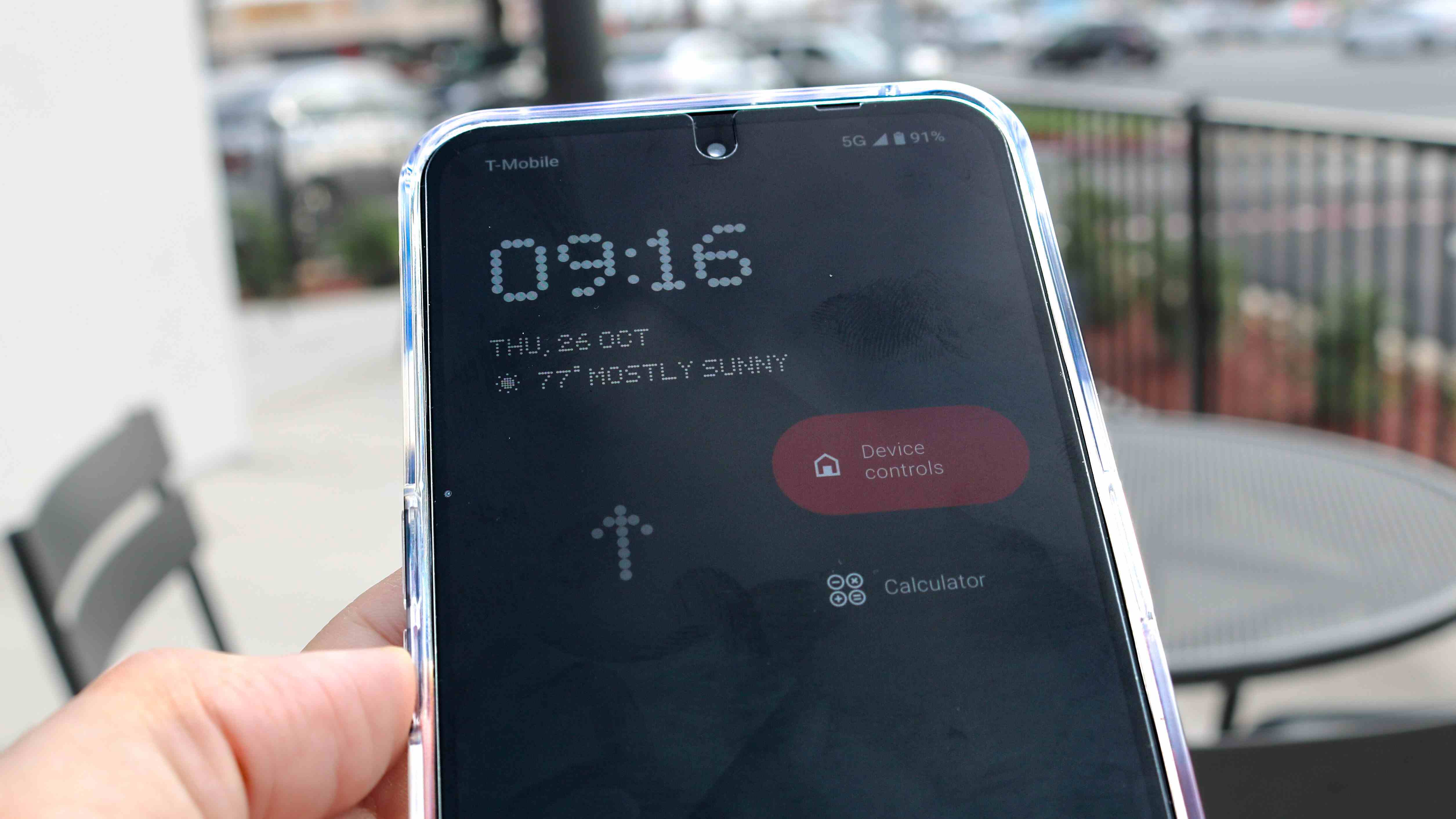 Nothing Phone 2'nin kilit ekranına nasıl widget ekleyebileceğinizi gösteren bir resim