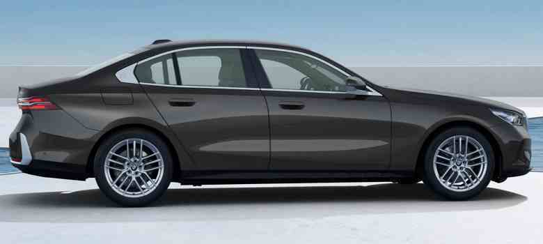 Rusya'da, benzinli motorla G60 gövdesindeki en yeni BMW 5 Serisi sedanı zaten sipariş edebilirsiniz.