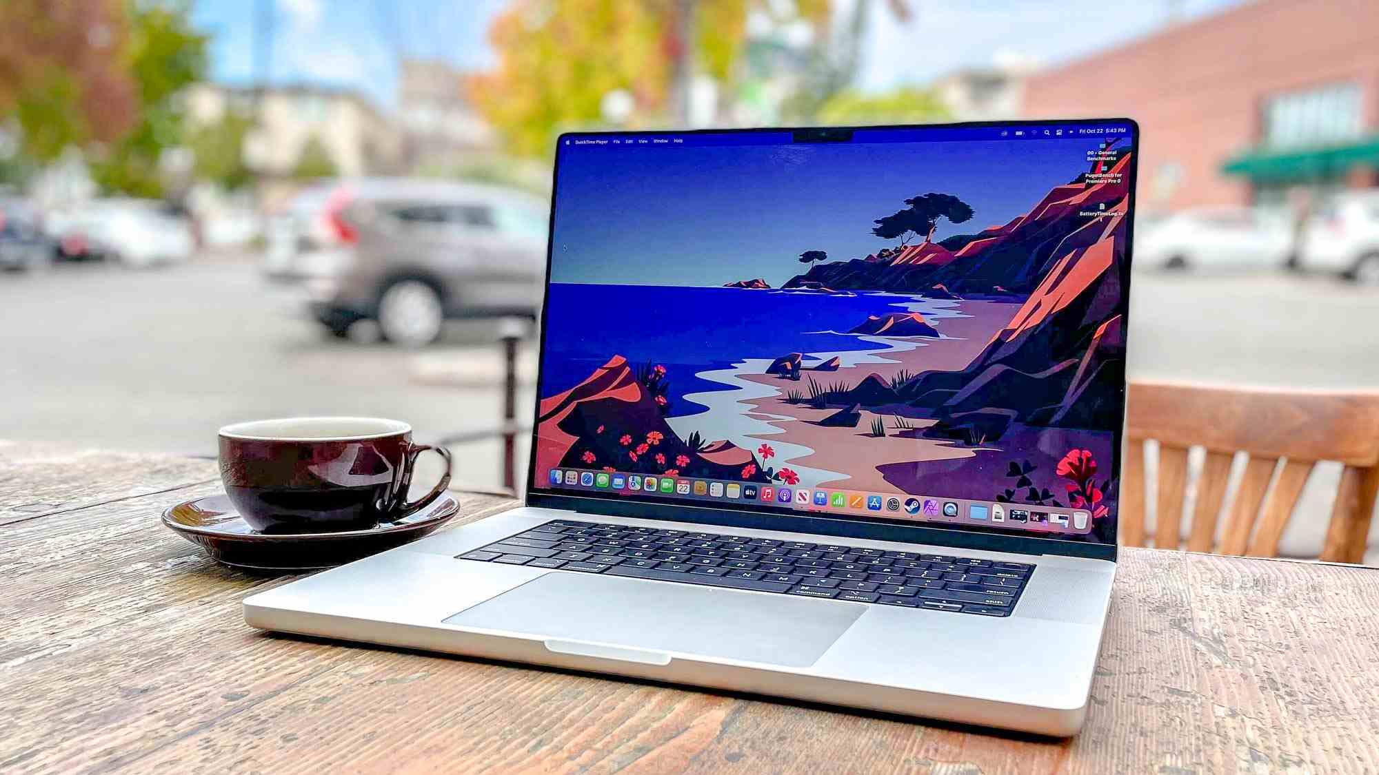 Veranda masasında oturan MacBook Pro 16 inç 2021