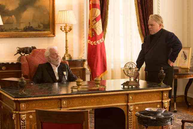 Soldan sağa: Donald Sutherland ("Başkan Kar," solda) ve Philip Seymour Hoffman ("Plutarch Heavensbee," sağda) Lionsgate Home Entertainment'ın THE HUNGER GAMES: CATCHING FIRE filminin yıldızı.  Fotoğraf Kredisi: Murray Close