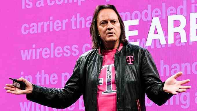 Eski T-Mobile CEO'su John Legere, Dish'e 800MHz spektrum seçeneği sunduğunda taşıyıcıyı yönetiyordu - Dish, 800MHz spektrum seçeneğini değiştirmek için T-Mobile'a 100 milyon dolar ödeyecek