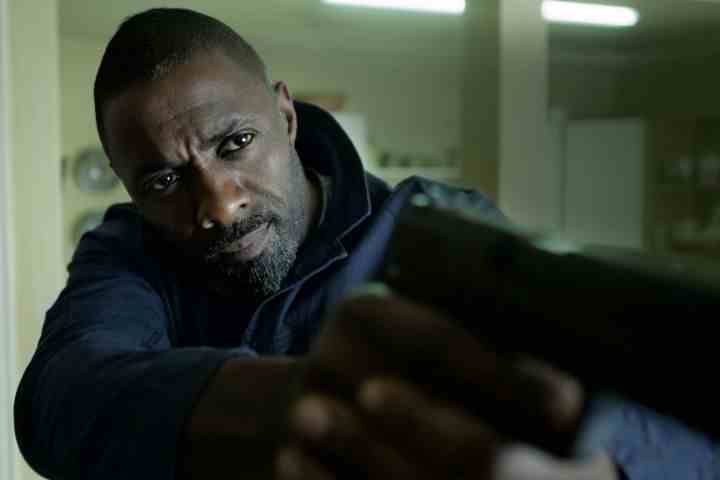 Idris Elba The Take'de silah doğrultuyor.